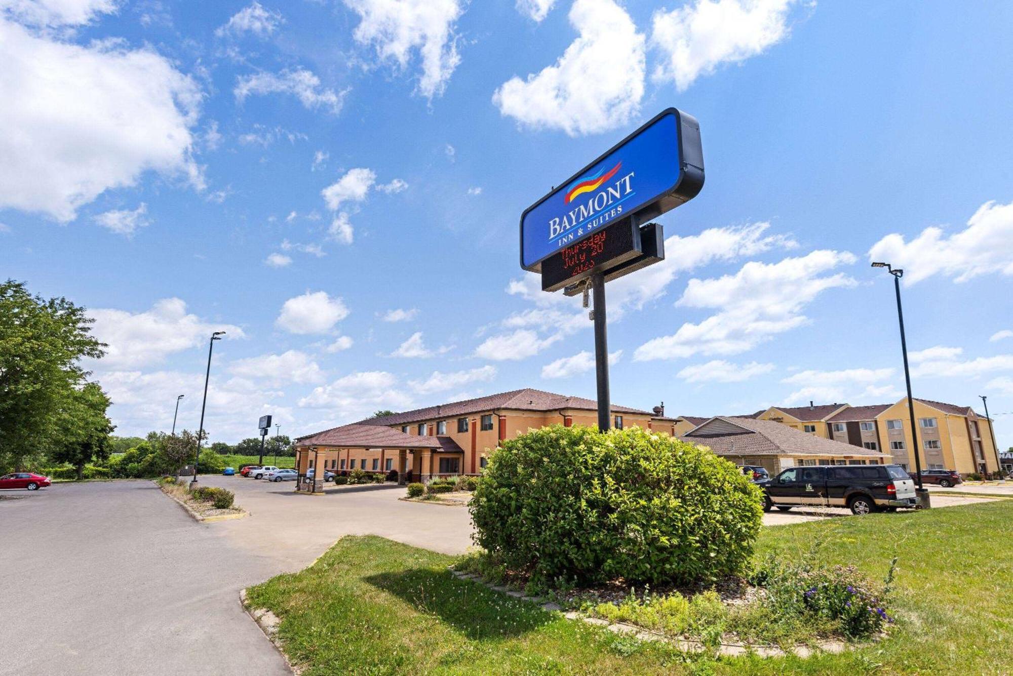 Hotel Baymont By Wyndham Waterloo Exterior foto